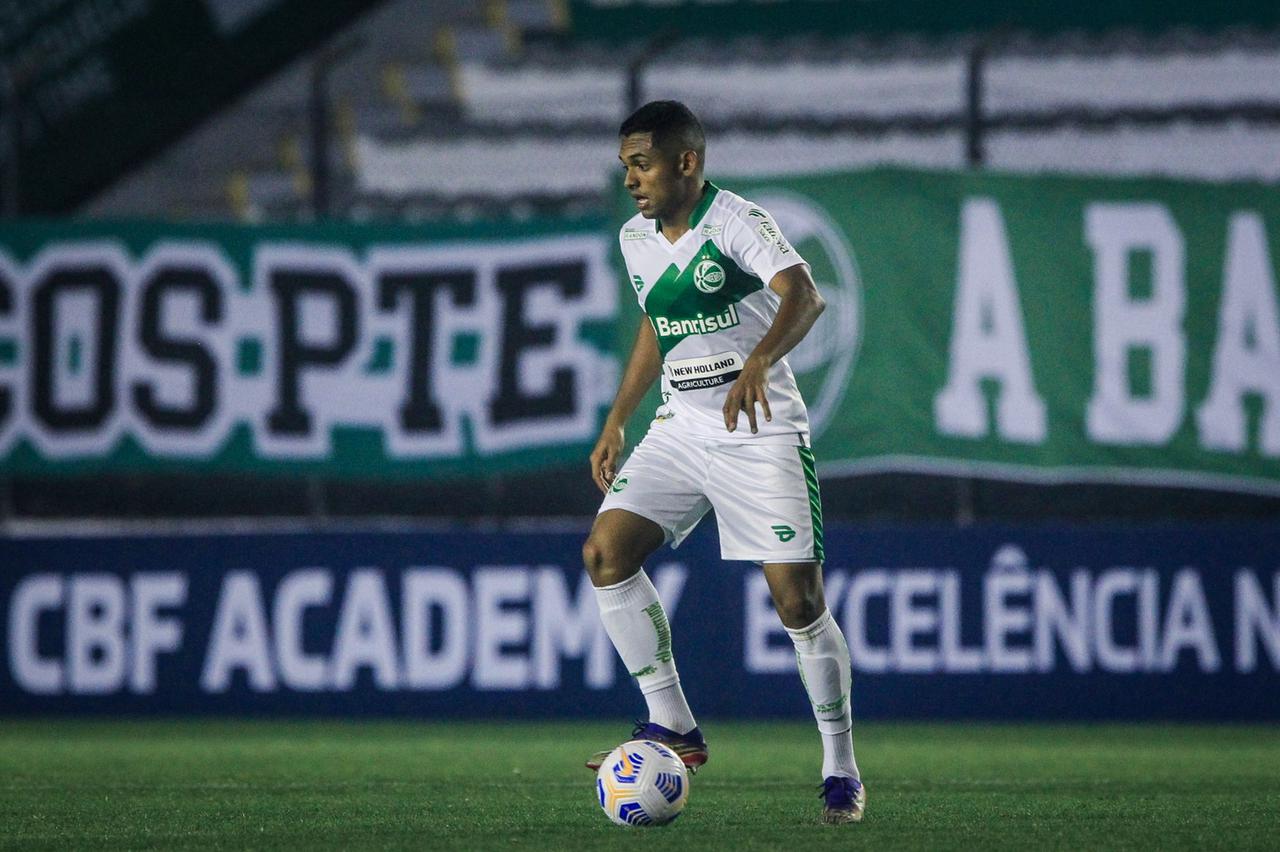 Volante Dawhan comemora estreia com vitória pelo Juventude