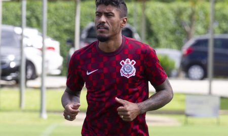 Paulinho durante treino do Corinthians em 2020