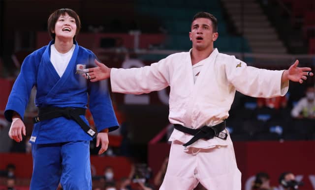 Japonesa sufoca russa, avança para final e fica com o ouro no Judô; Georgia vence no masculino