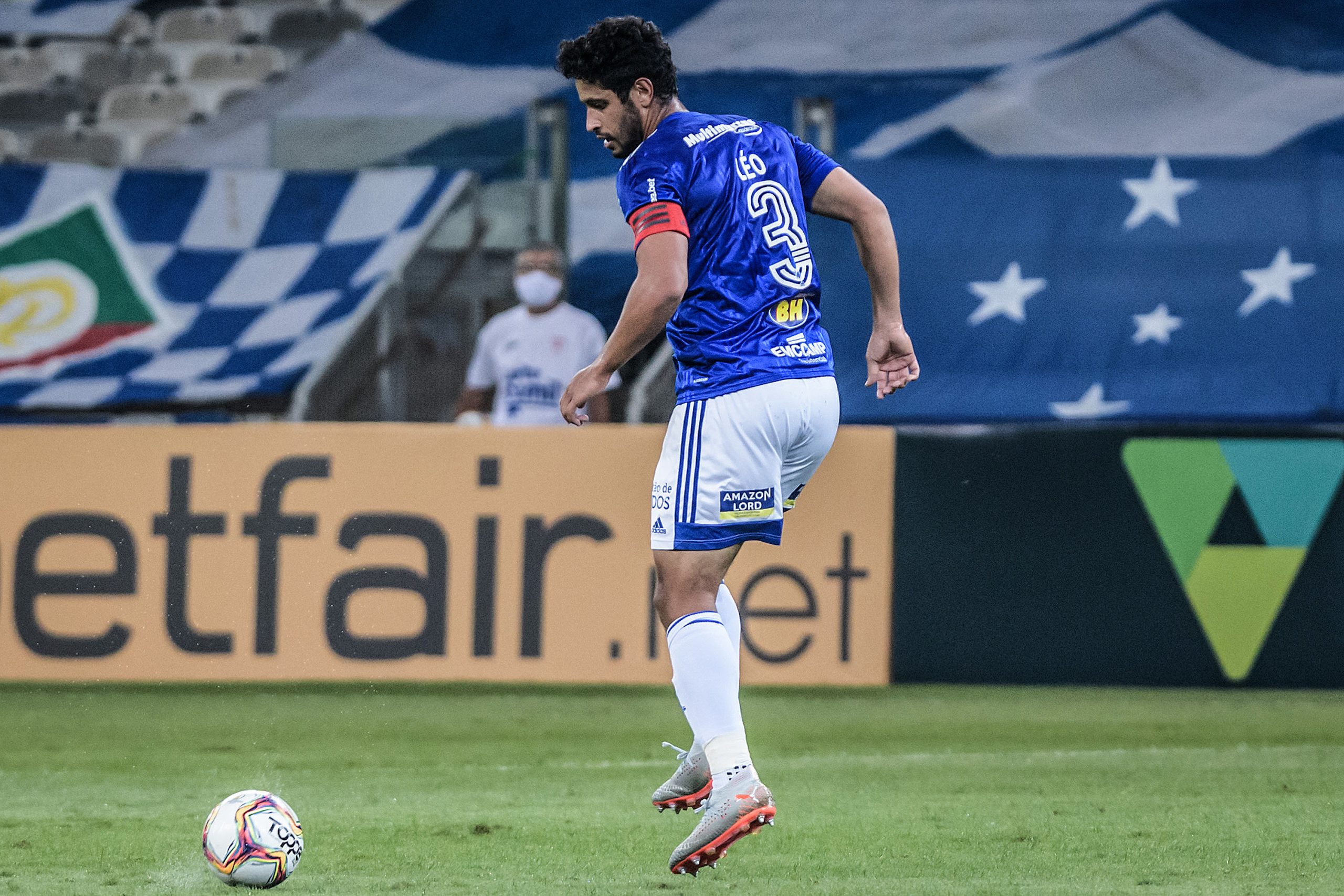 Zagueiro Léo relembra permanência no Cruzeiro após rebaixamento: 'Hombridade'