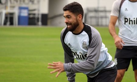 Zagueiros fora e exibição em Maceió: Rayan pleiteia vaga na Ponte Preta