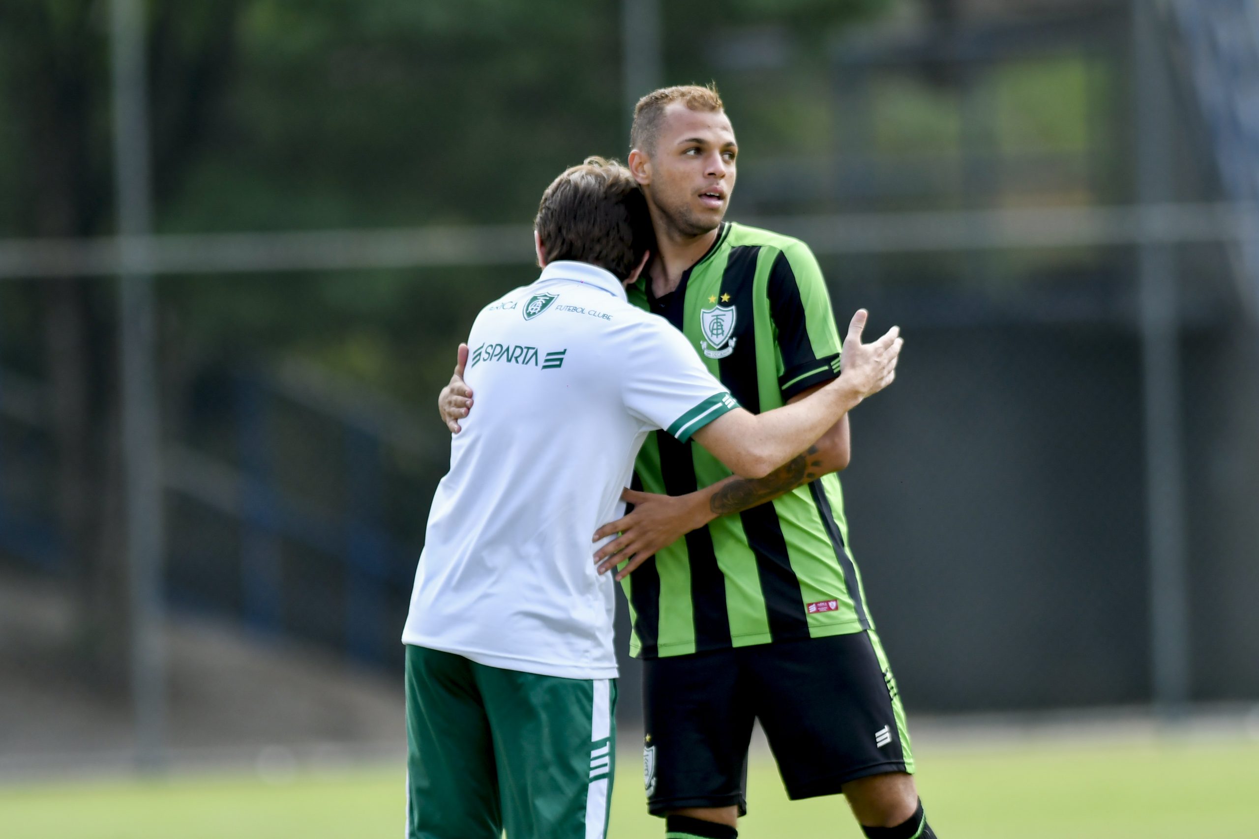 América-MG negocia atacante Goldeson com time português