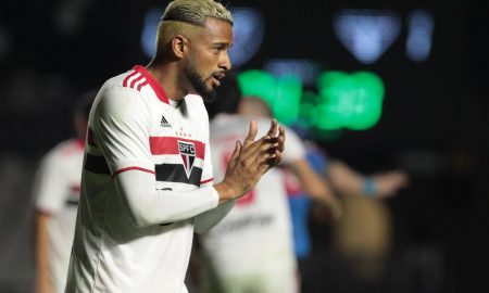 Reinaldo, lateral do São Paulo, projeto duelo contra o Palmeiras pela Libertadores