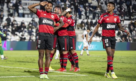 Vitinho comemora o quarto gol na vitória do Flamengo contra o Olimpia na Libertadores (Foto: Alexandre Vidal/Flamengo)