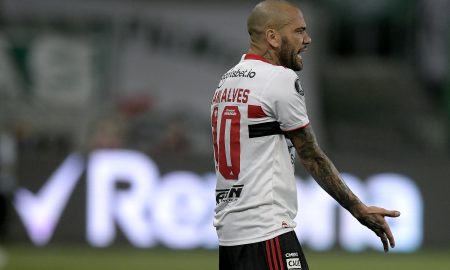 Daniel Alves se desculpa e manda recado à torcida Tricolor após eliminação na Libertadores
