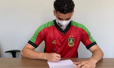 Destaque do sub-17 do América-MG, goleiro Carlos assina primeiro contrato profissional e pai do atleta relembra dia do "adeus"