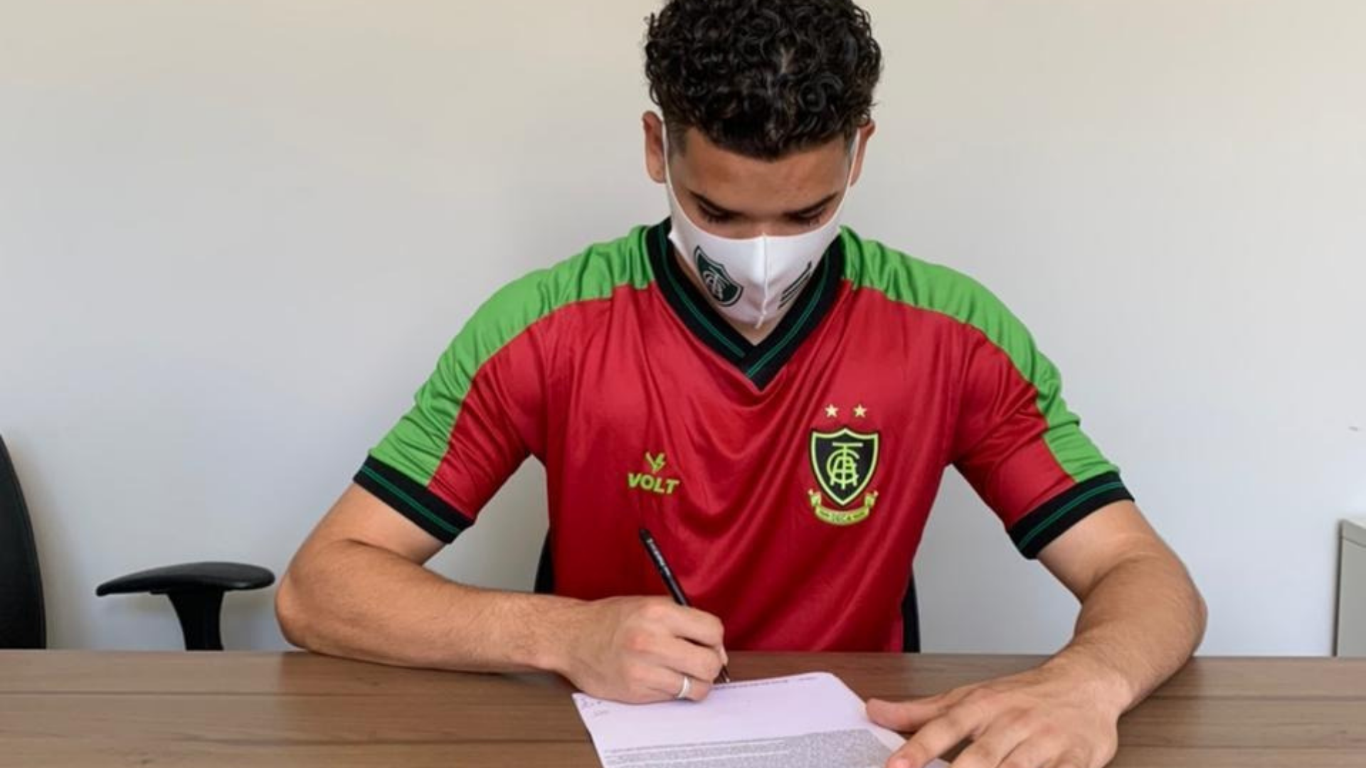 Destaque do sub-17 do América-MG, goleiro Carlos assina primeiro contrato profissional e pai do atleta relembra dia do "adeus"