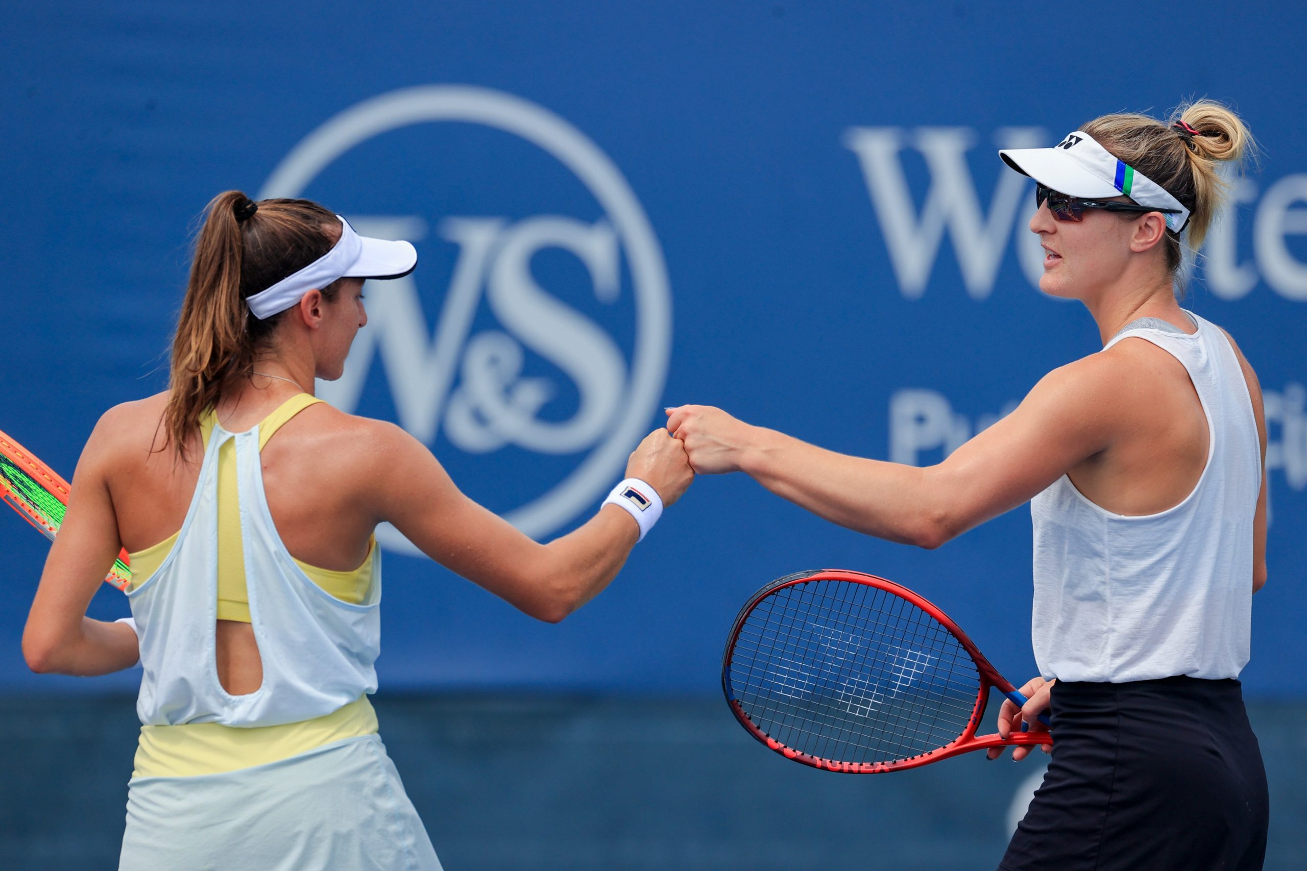 Luisa Stefani e Gabriela Dabrowski em partida da WTA Cincinnati