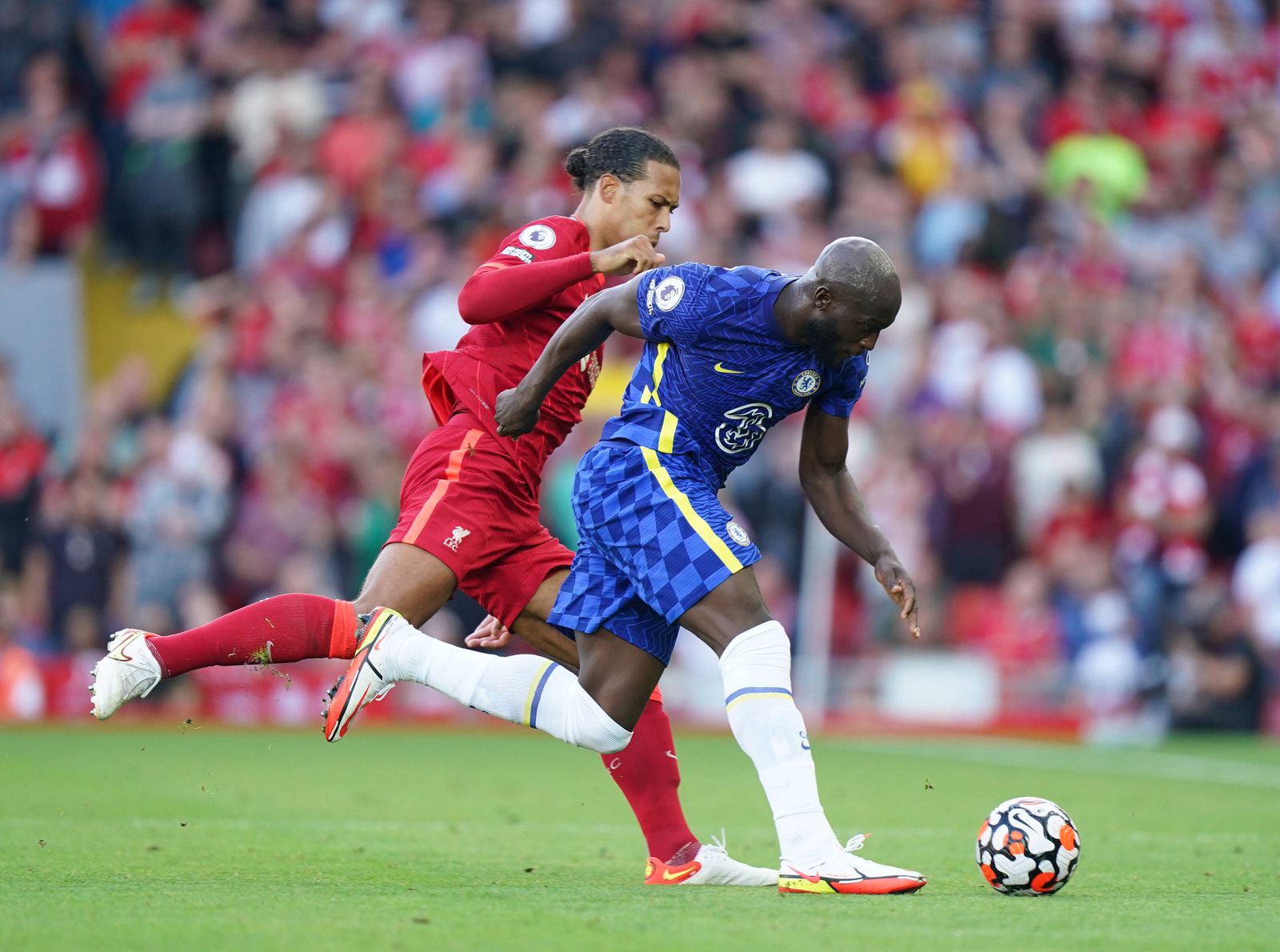 Foto que mostra disputa entre van Dijk e Lukaku