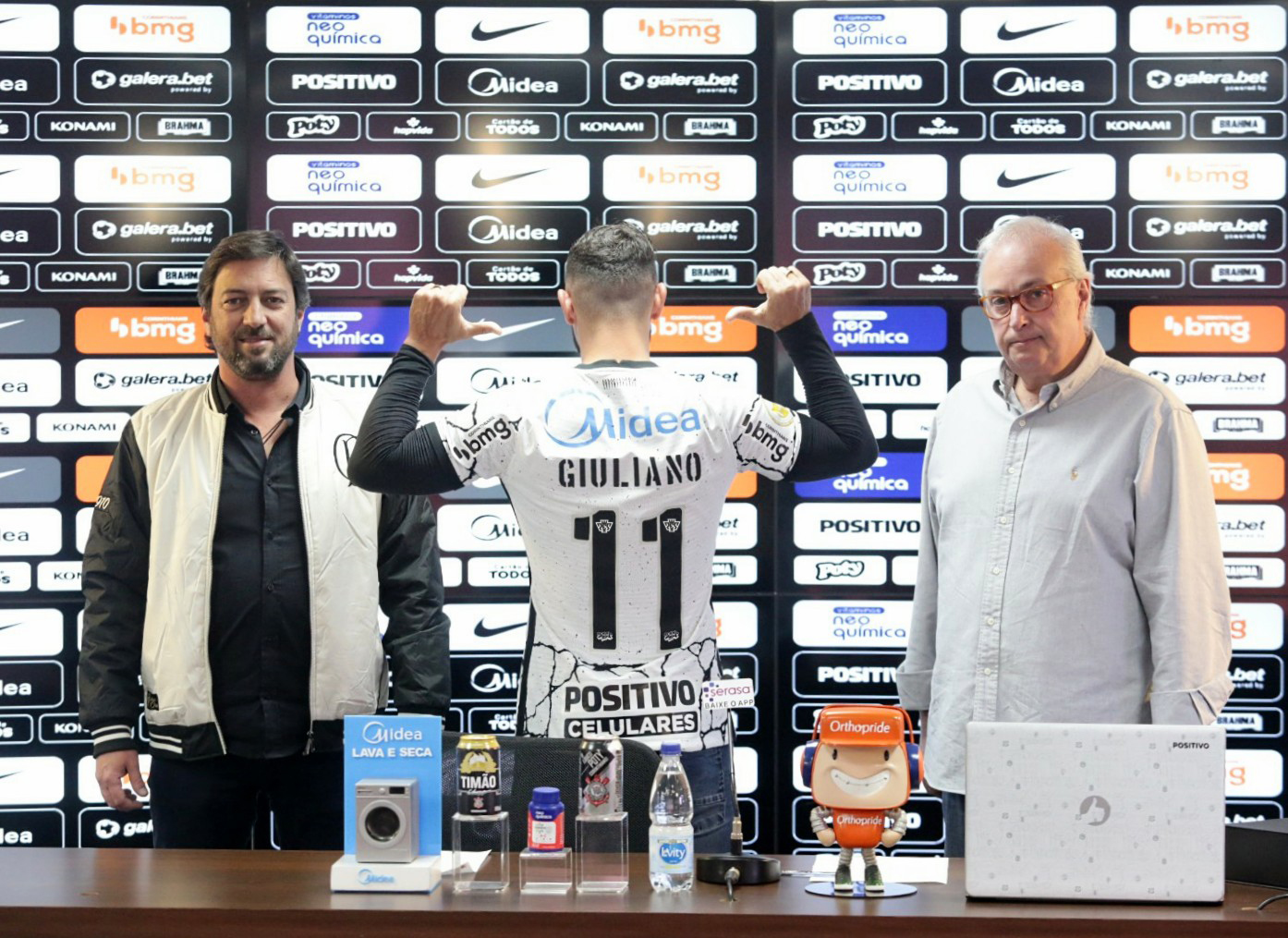 Giuliano foi apresentado no Corinthians nesta semana