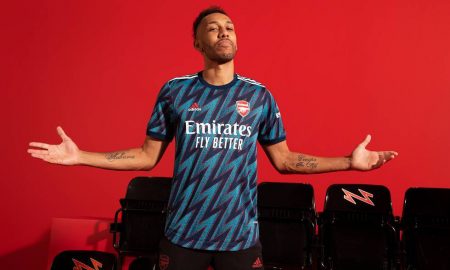 Arsenal apresenta terceiro uniforme para a temporada