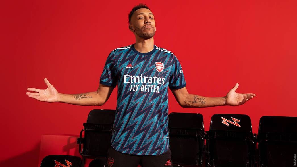 Arsenal apresenta terceiro uniforme para a temporada