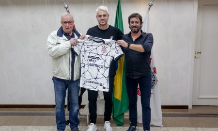 Roger Guedes assinando contrato no Corinthians