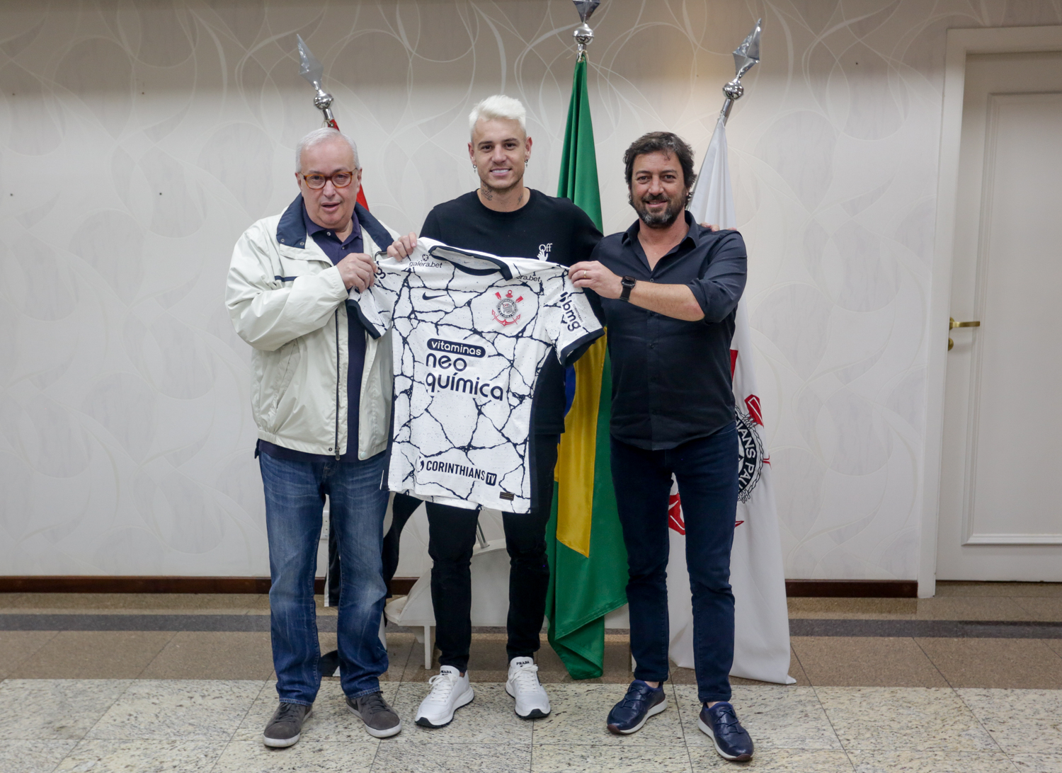 Roger Guedes assinando contrato no Corinthians