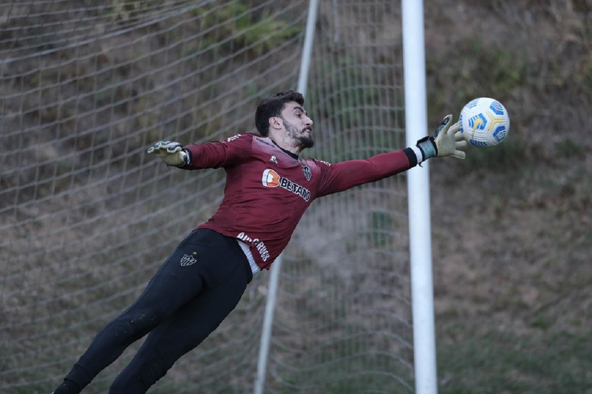 Depois de quatro meses, Rafael treina com bola na Cidade do Galo