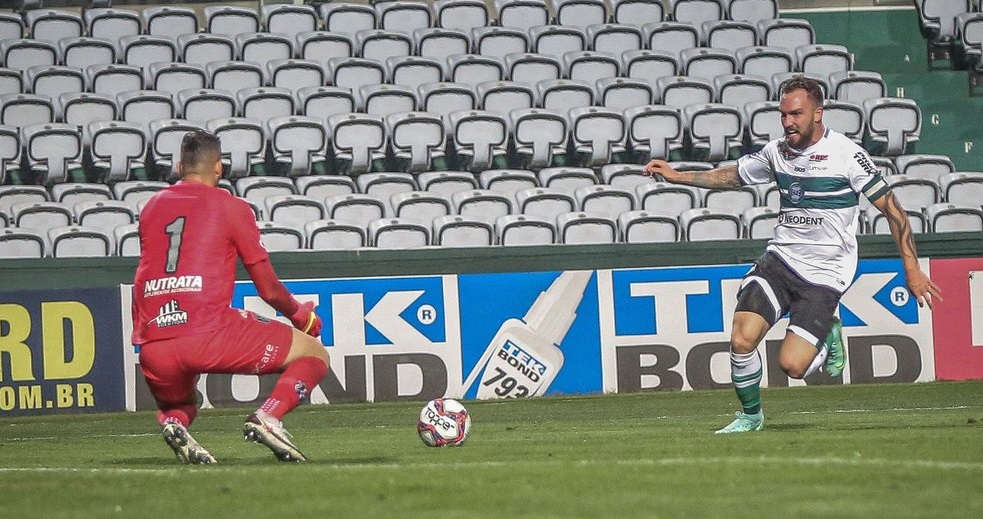 Kleina defende Ivan após revés da Ponte: 'Goleiro de Seleção Brasileira'