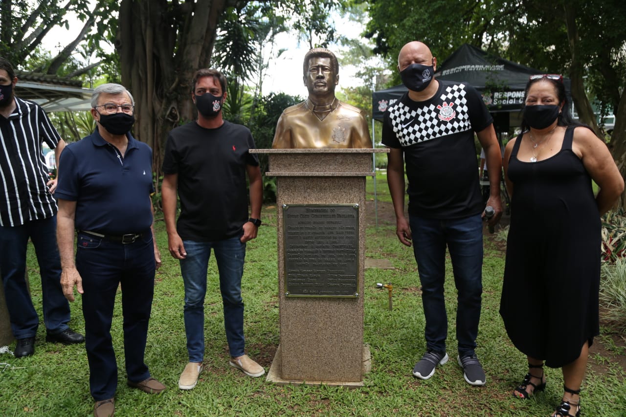 Novo busto do Corinthians tem três candidatos