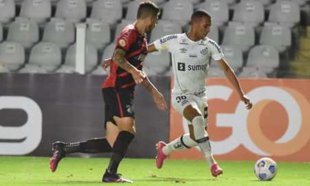 Jogadores disputando a bola no último confronto entre Santos e Athletico na Vila Belmiro