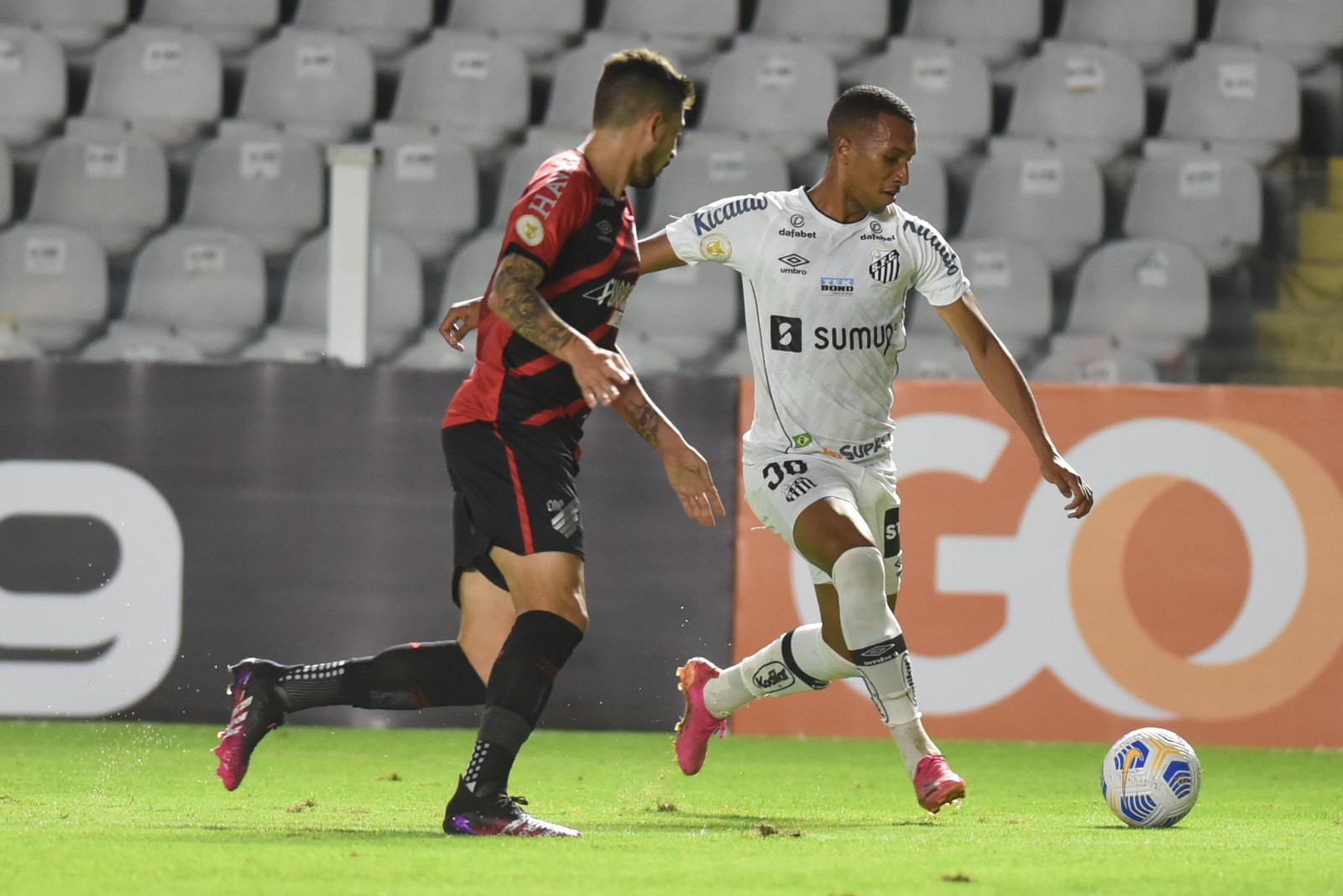 Jogadores disputando a bola no último confronto entre Santos e Athletico na Vila Belmiro