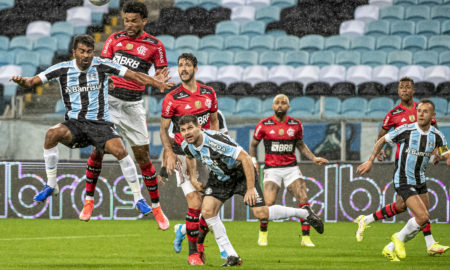 Jogadores do Flamengo disputando bola alta com jogadores do Grêmio no jogo de ida da Copa do Brasil