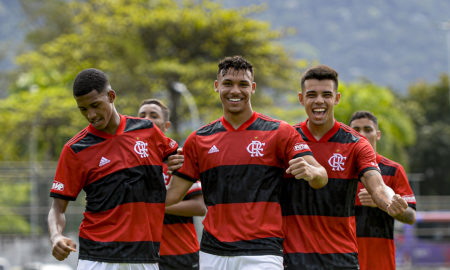Jogadores do Flamengo comemorando o gol de Victor Hugo
