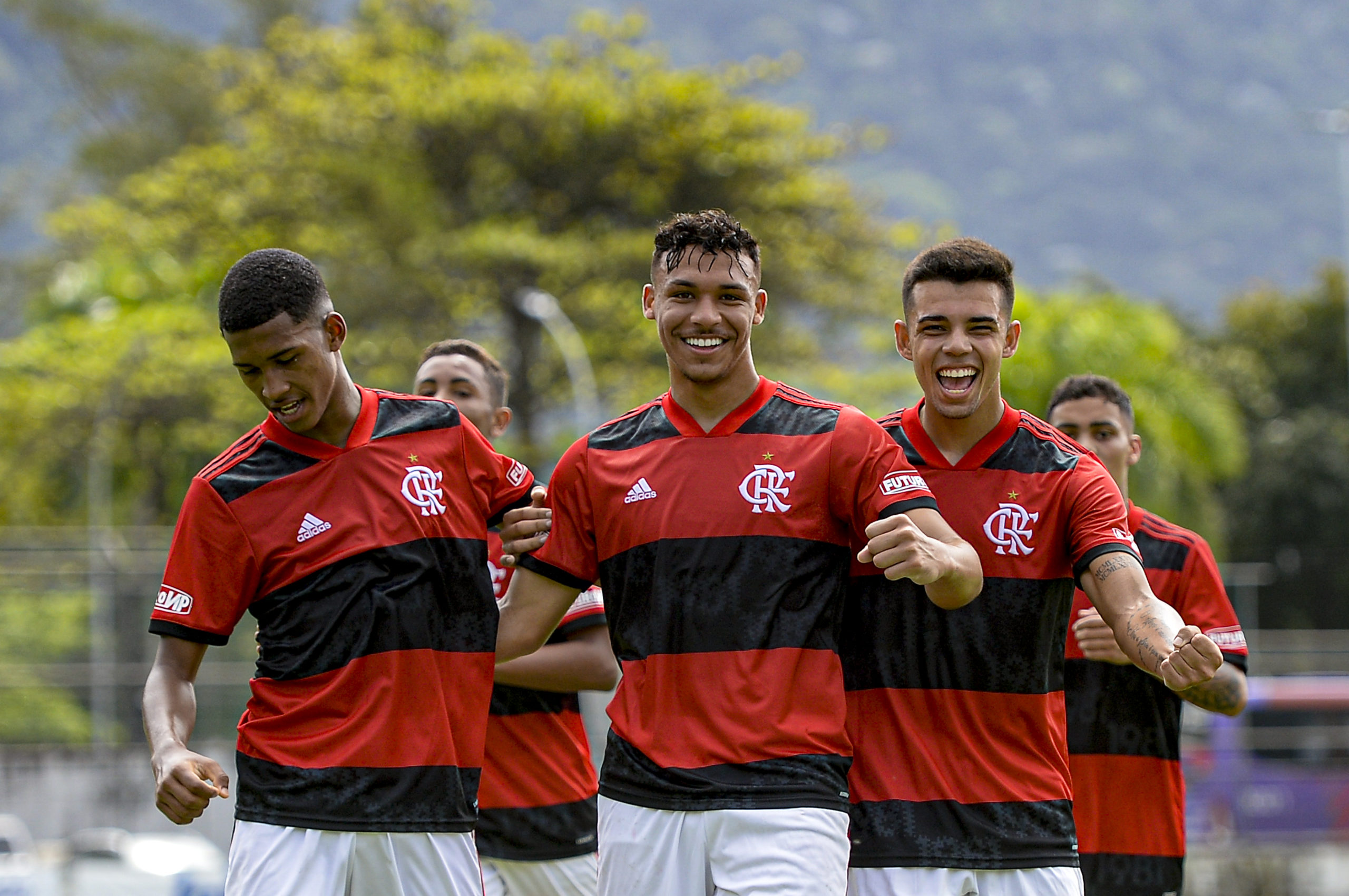 Jogadores do Flamengo comemorando o gol de Victor Hugo
