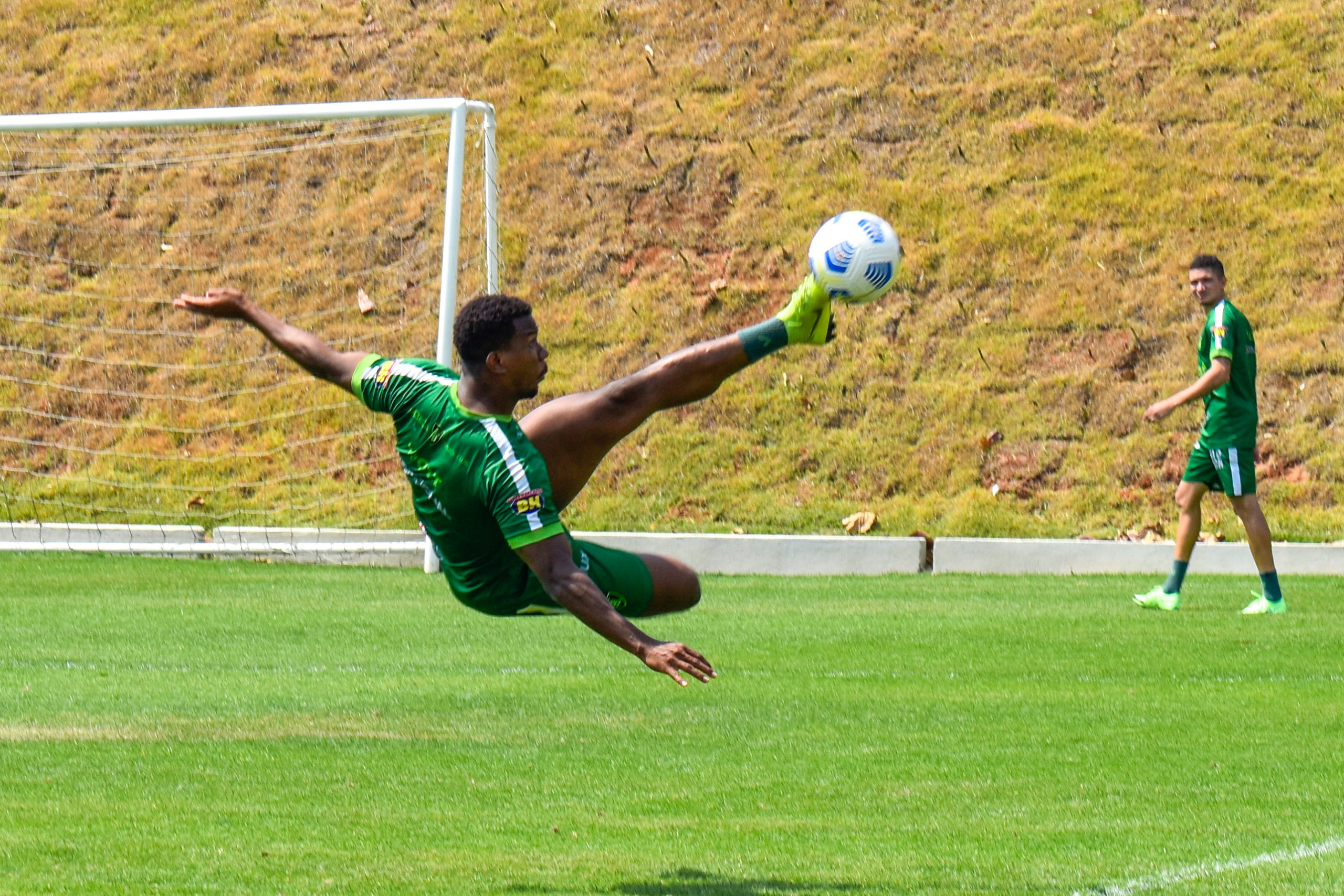 Com pouco gols no Brasileirão, América-MG treina finalizações