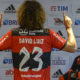 David Luiz de costas com a camisa do Flamengo na coletiva de apresentação mostrando o seu número 23.