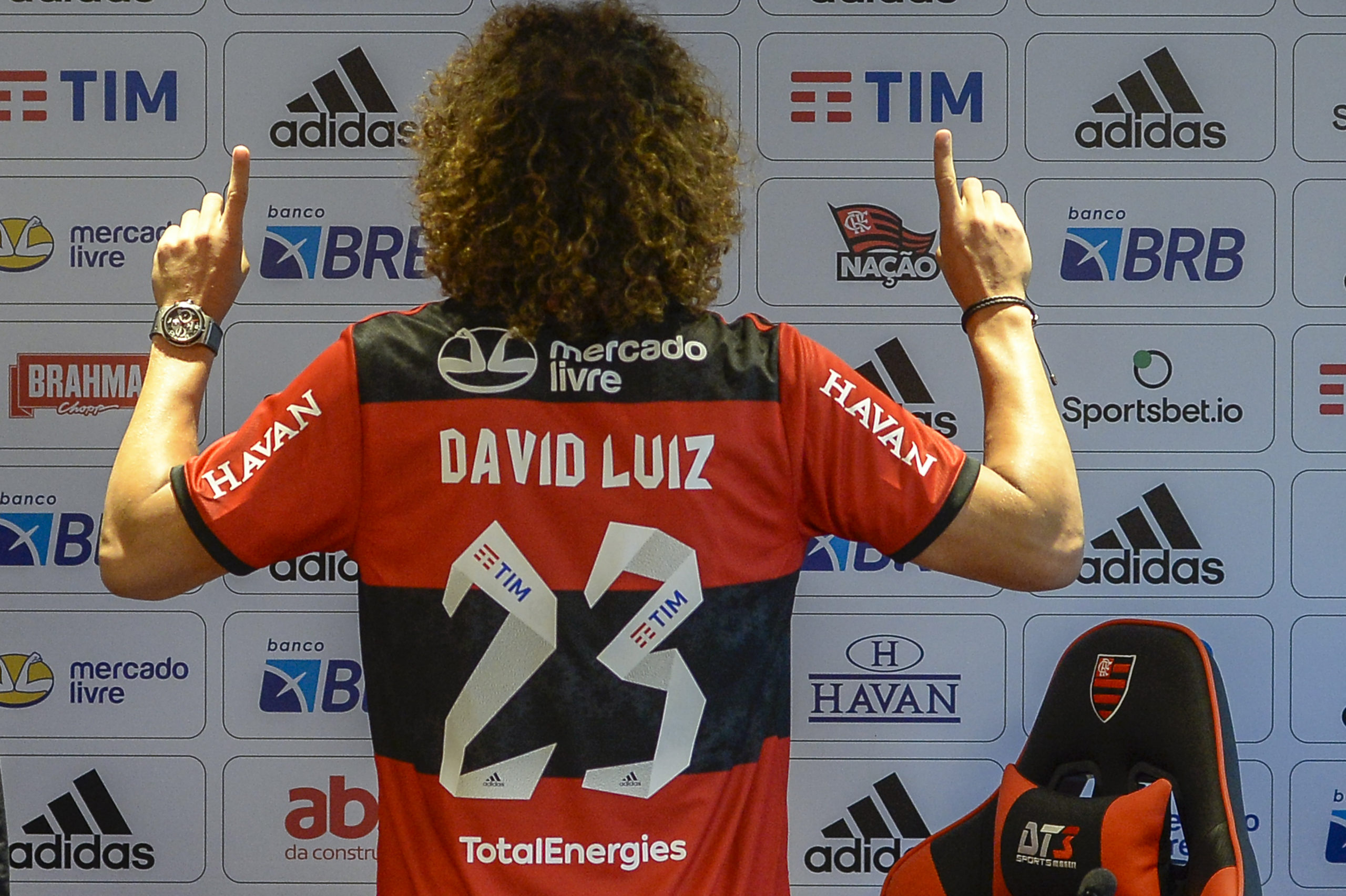 David Luiz de costas com a camisa do Flamengo na coletiva de apresentação mostrando o seu número 23.