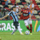 Éverton Ribeiro disputando bola contra jogador do Grêmio no jogo das quartas de final da Copa do Brasil do dia 16/9