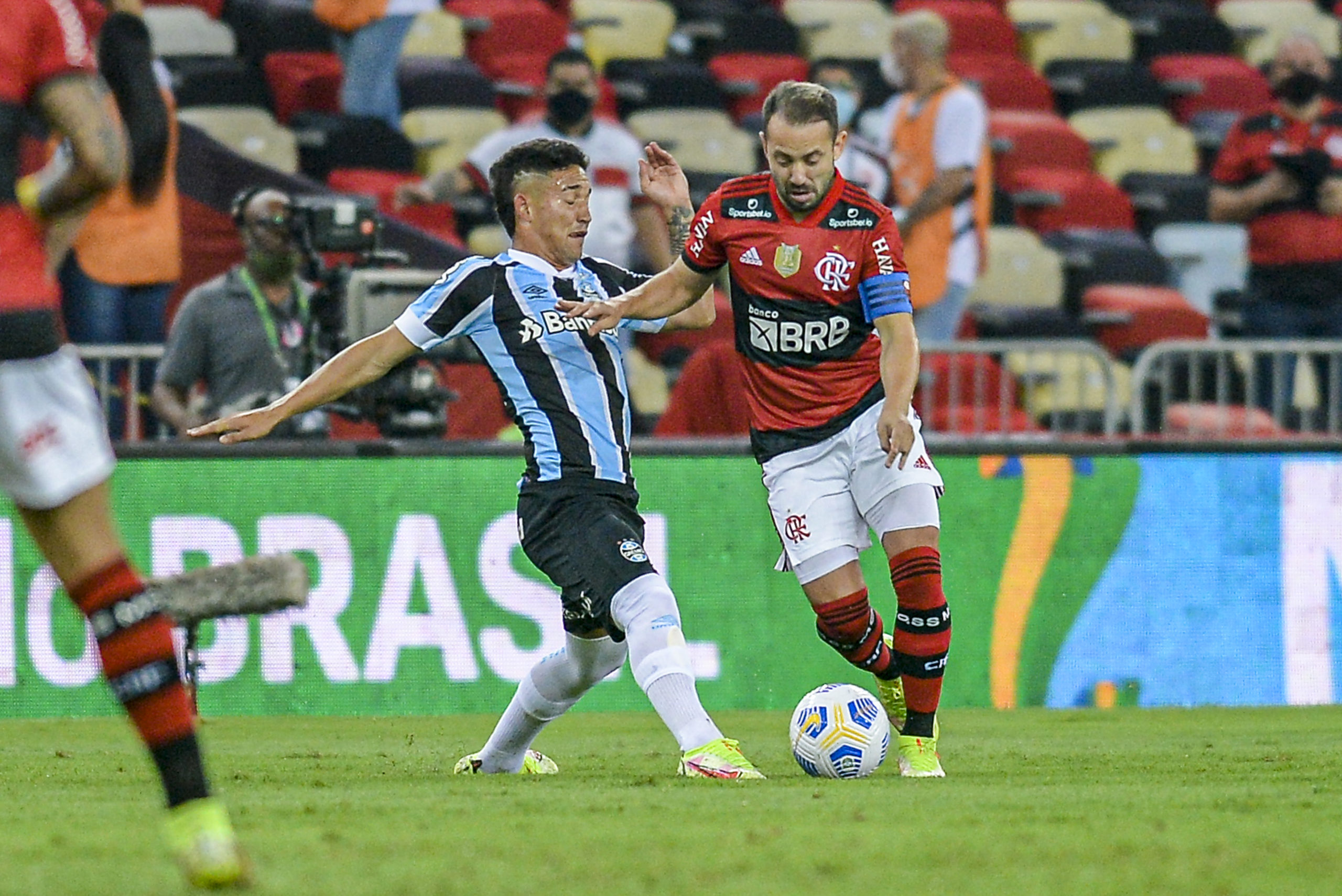 Éverton Ribeiro disputando bola contra jogador do Grêmio no jogo das quartas de final da Copa do Brasil do dia 16/9