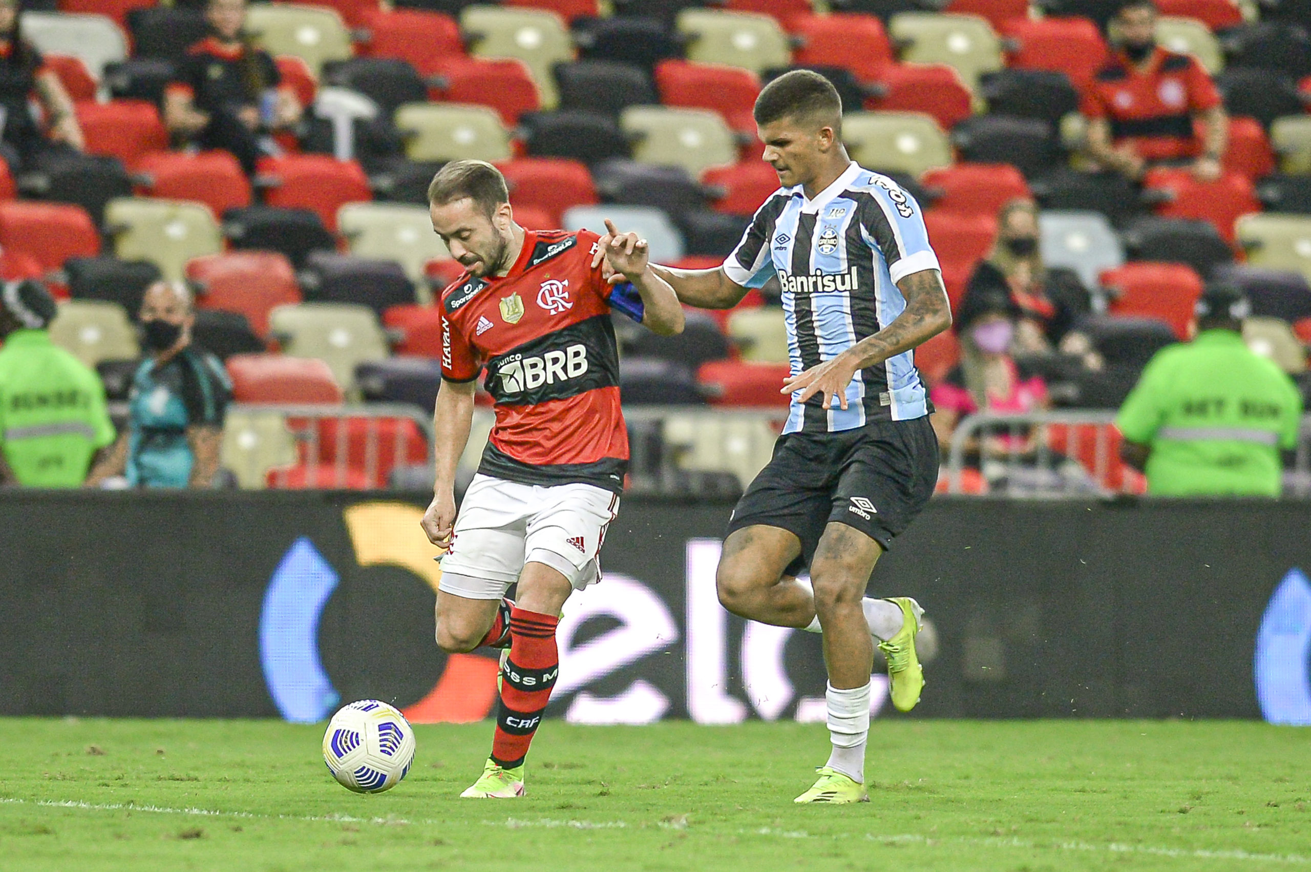 Fora de casa, Flamengo arrasa Brasília, chega à décima vitória e