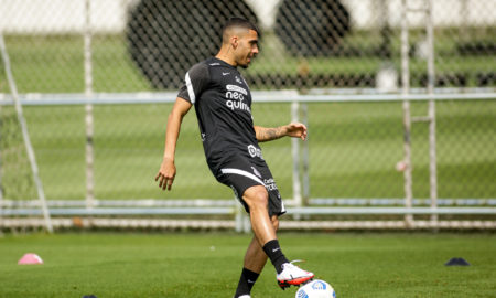 Gabriel treinando no Corinthians