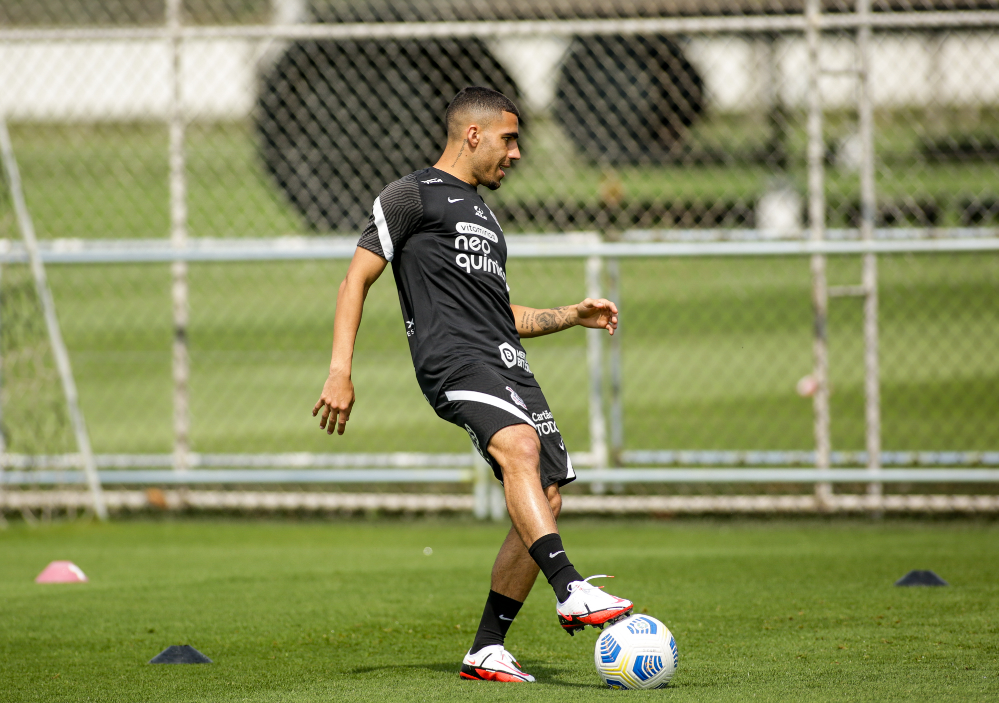Gabriel treinando no Corinthians