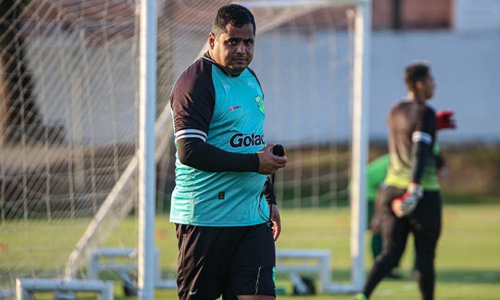 Técnico Leston Júnior completará 50 jogos pelo Floresta no sábado