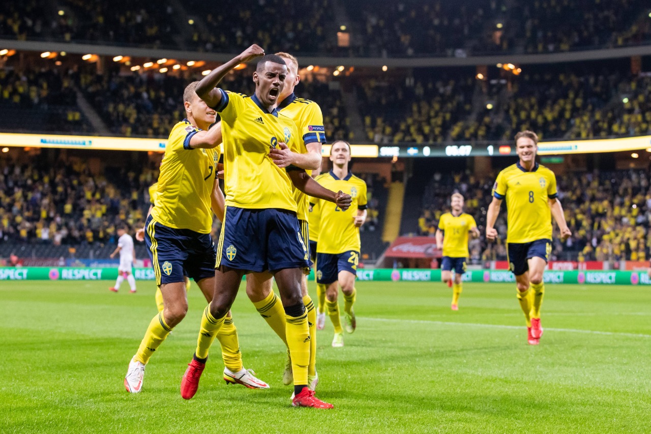 Foto com os jogadores da Suécia comemorando gol