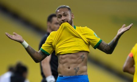 Neymar comemora mostrando o físico