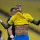 Neymar comemora mostrando o físico