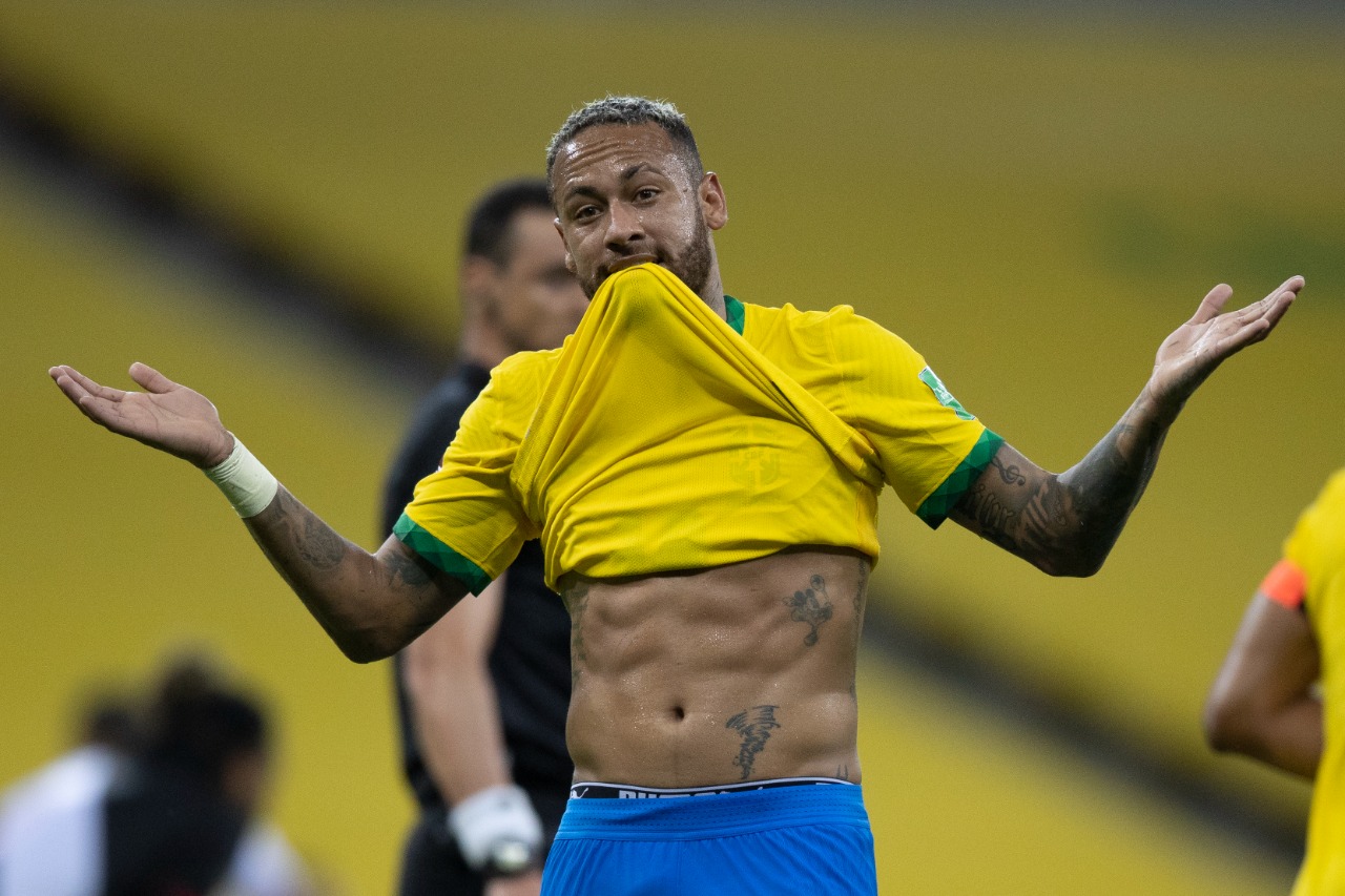 Neymar comemora mostrando o físico