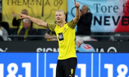 Foto Haaland comemorando gol pelo Borussia Dortmund