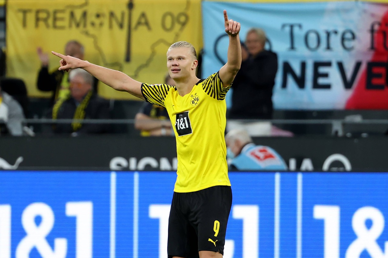 Foto Haaland comemorando gol pelo Borussia Dortmund