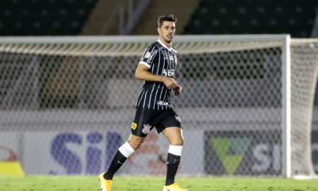 Danilo Avelar disputando partida pelo Corinthians no Brasileirão 2020