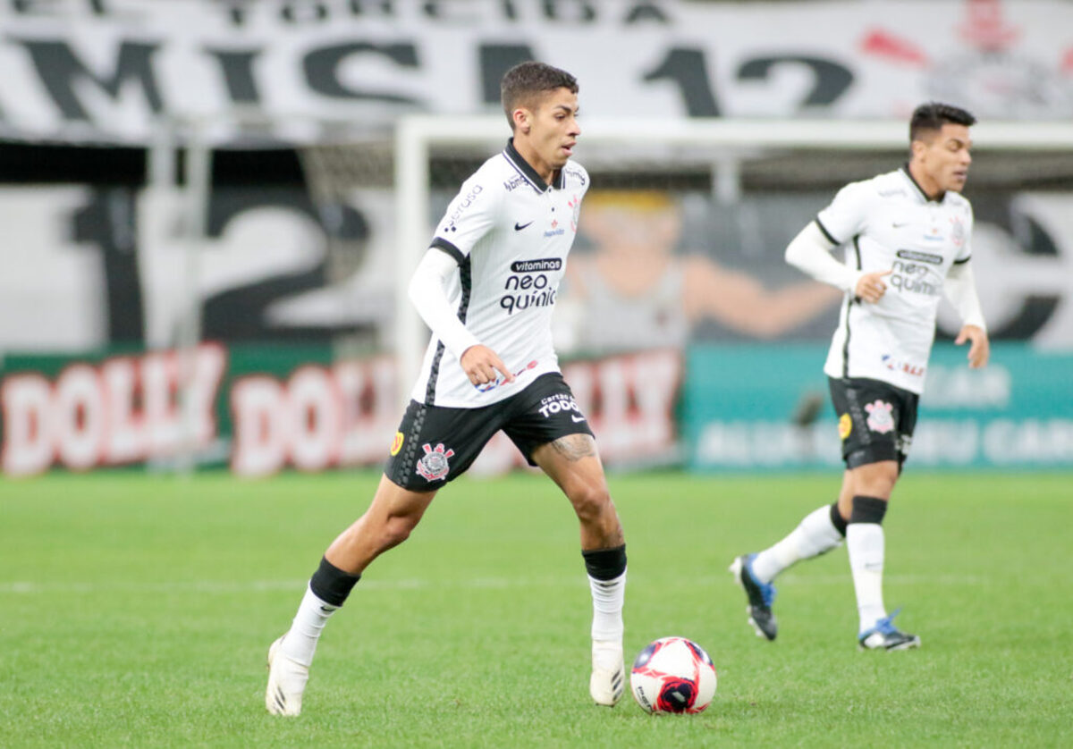 Gabriel Pereira volta a receber chances no Corinthians após três meses