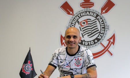 Fábio Santos renovando contrato com o Corinthians