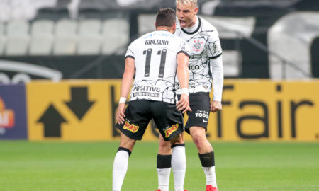 Corinthians põe a leilão camisas autografas do Dérbi