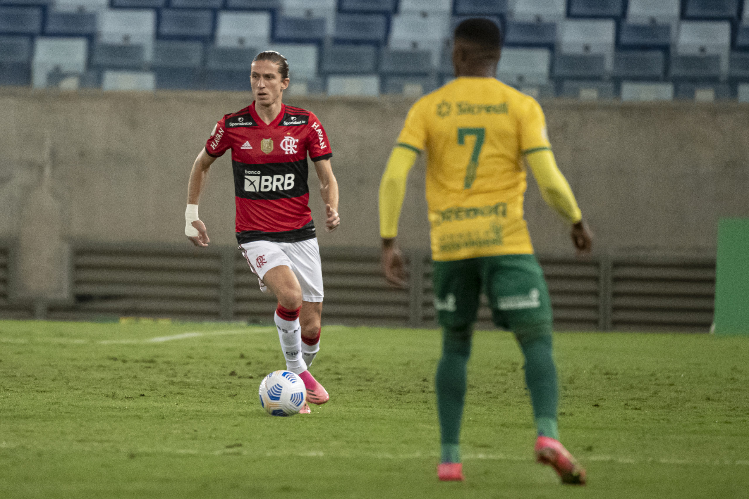David Luís com a bola em jogo contra o Cuiabá (na frente da imagem, mas desfocado também aparece um jogador do Cuiabá)