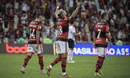 Andreas Pereira, Éverton Ribeiro e Arrascaeta depois de comemorarem o gol