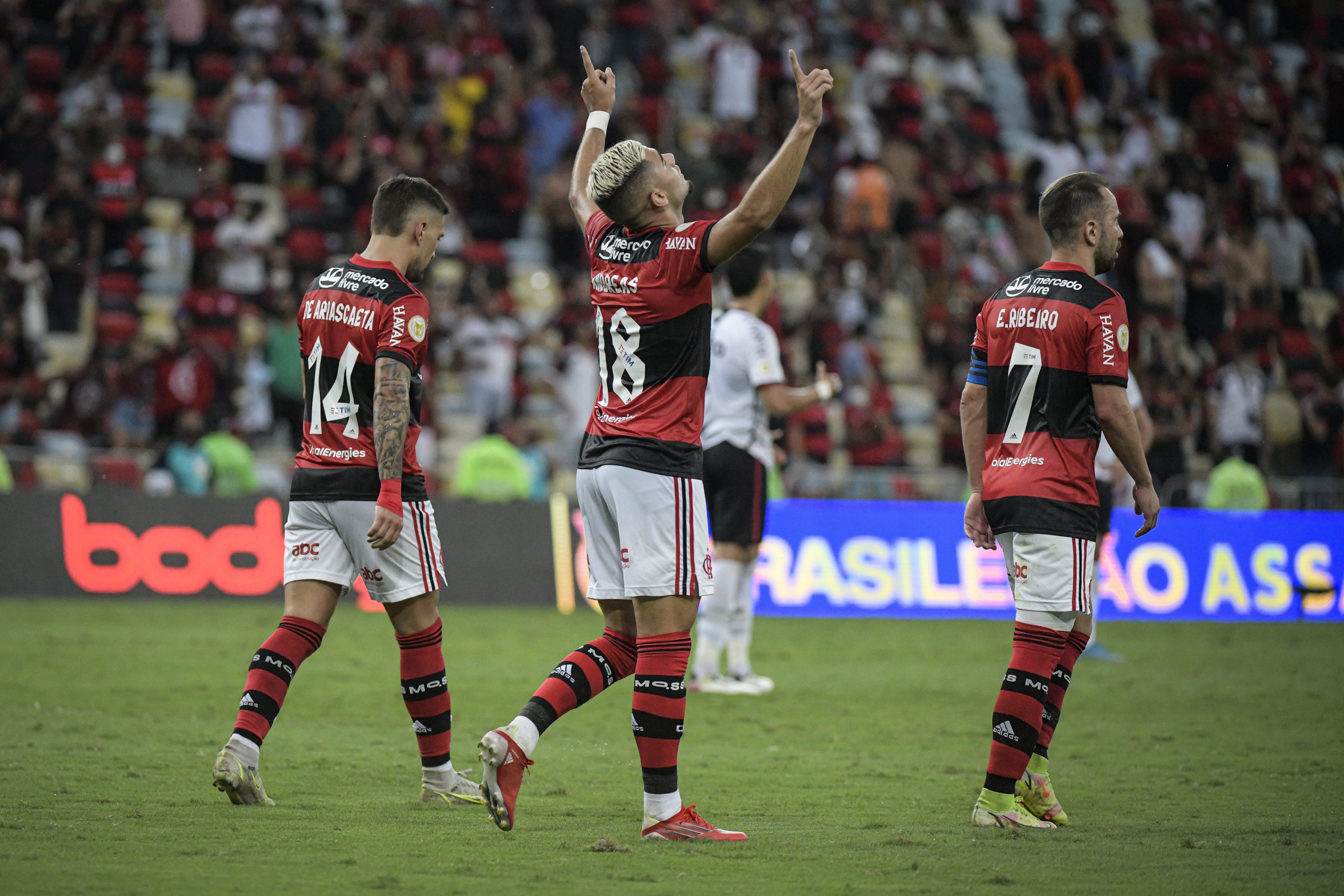 Andreas Pereira, Éverton Ribeiro e Arrascaeta depois de comemorarem o gol