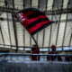Torcedor do Flamengo no estádio com a bandeira do time