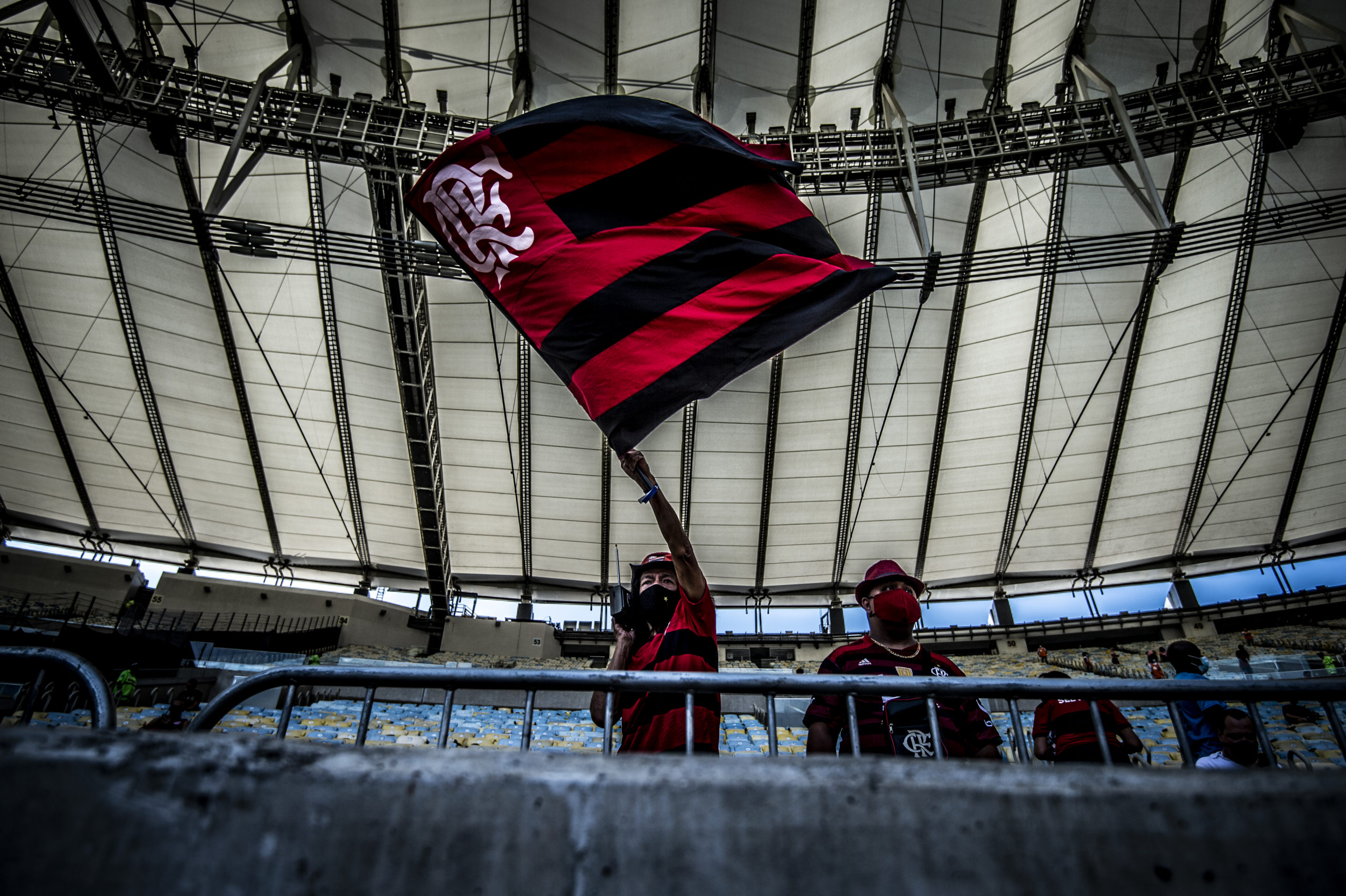 Torcedor do Flamengo no estádio com a bandeira do time